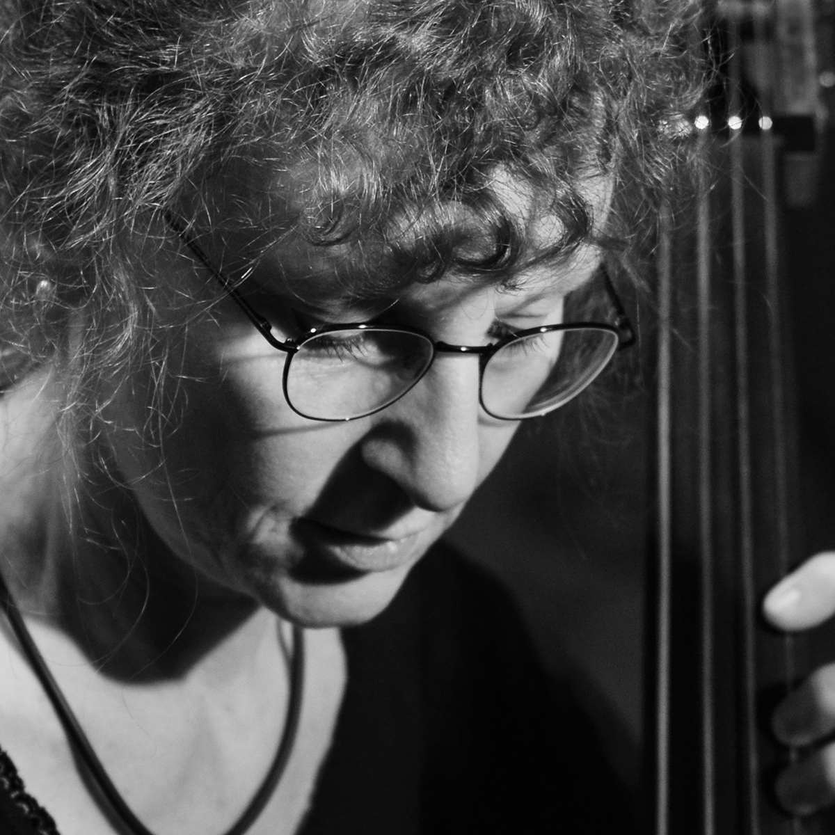 Sabine spielt Querflöten und Kontrabass. Seit ihrem Studium an der Hochschule für Musik und Darstellende Kunst in Frankfurt mit dem Hauptfach Querflöte arbeitet sie als freischaffende Musikerin.